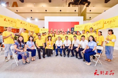 中原逐鹿創(chuàng)佳績 眾志成城繪新篇