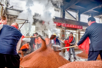 天朝上品迎賓酒業舉行綿柔醬香重陽下沙儀式