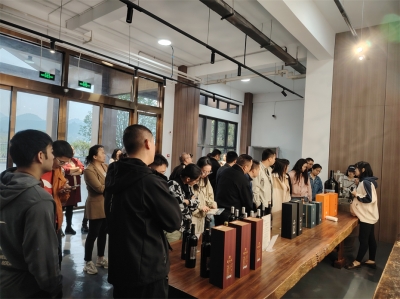 中共烏當區委黨校第二期中青年干部蒞臨天朝上品葡萄酒莊調研交流