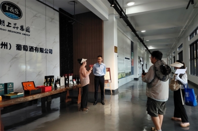 貴州廣電酒業動靜到天朝上品葡萄酒莊進行直播推廣