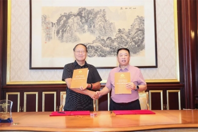 海南省企業聯合會、海南省企業家協會常務會長兼秘書長冷明權與天朝上品集團董事長黃永毅簽約